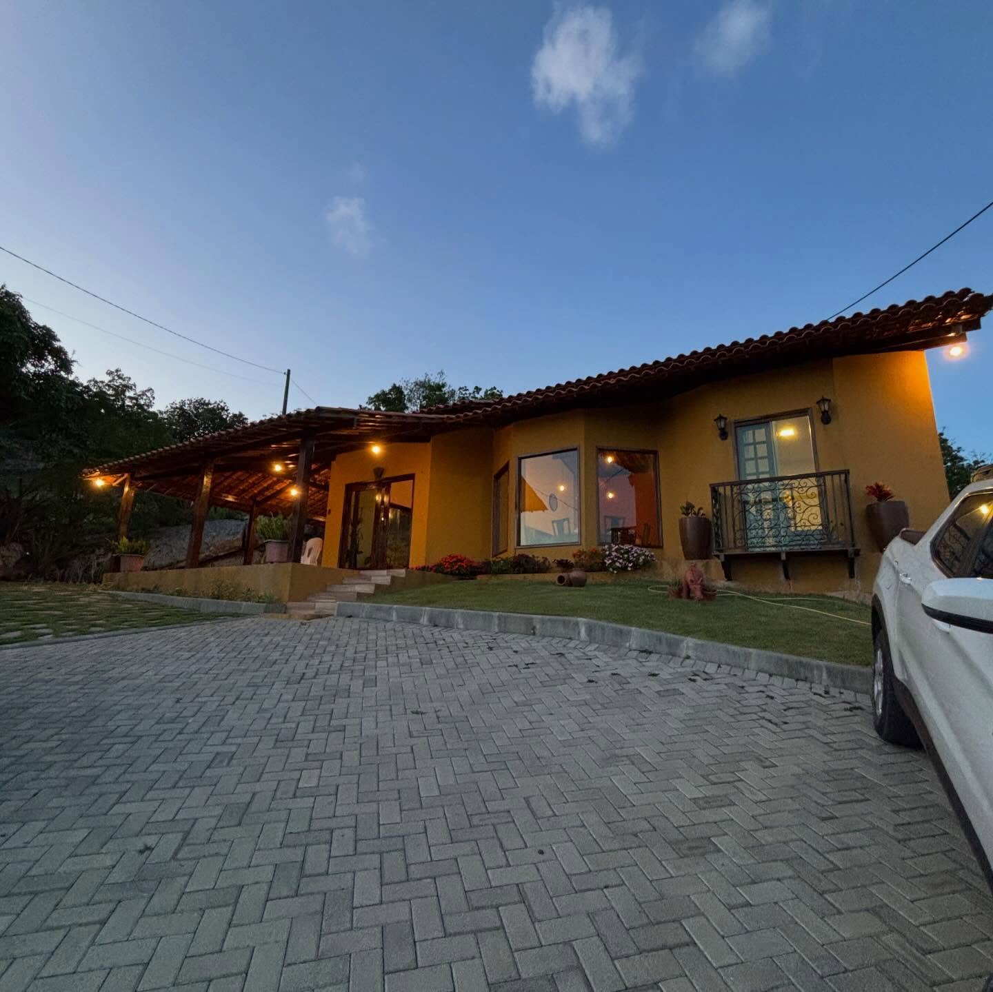 Casa do Lago ao entardecer